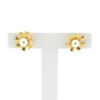 Gouden florale oorstekers met parel (Oorbellen), Gebruikt, Overige kleuren, Ophalen of Verzenden, Met edelsteen