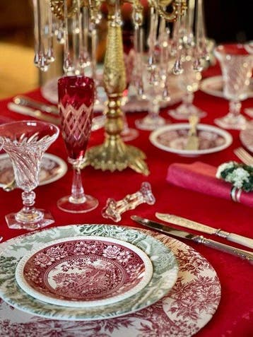 Tafelkleed voor grote tafels, met een elegante, diepe rode