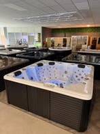 Grote Luxe Jacuzzi / Spa 230x230 cm met Loveseat – 220V, Ophalen, Zo goed als nieuw, Pomp, Vast