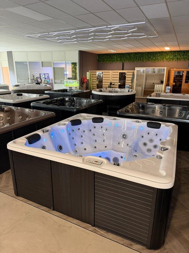 Grote Luxe Jacuzzi / Spa 230x230 cm met Loveseat – 220V, Tuin en Terras, Bubbelbaden en Hottubs, Vast, Zo goed als nieuw, Afdekzeil