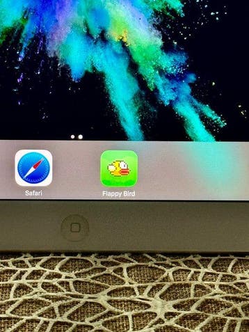 Apple iPad 4th Gen with iOS 10.3.3 installed and Flappy Bird, Nieuw