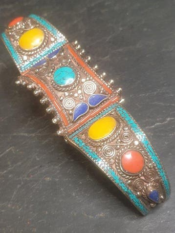 Rood en geel gekleurd koraal, lapis lazuli, turkoois,