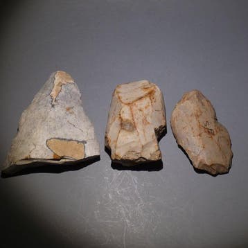 Michelsberg, Neolithisch 3 grote vuurstenen 9 cm lang. Mes -