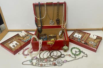 Themacollectie - Een grote collectie armbanden en - anillos