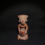 Veracruz, Mexico, Terracotta Figuur met een vaas. 7 cm hoog.