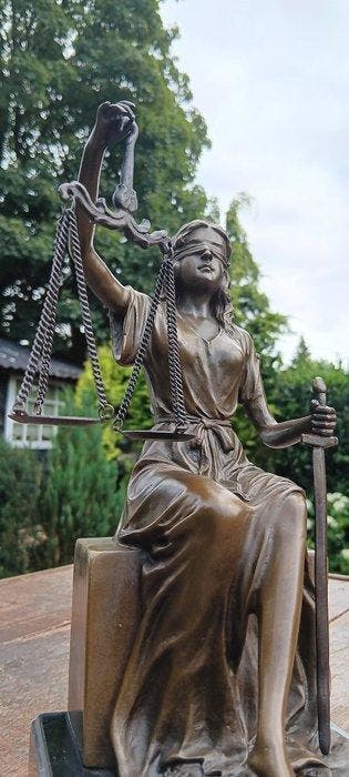 naar mayer - sculptuur, Godin van gerechtigheid - 25.5 cm -
