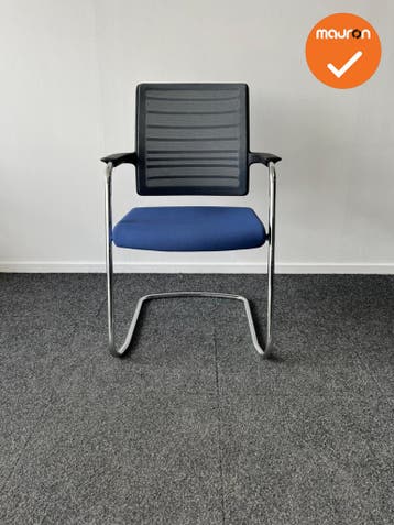 Interstuhl Hero vergaderstoel - Blauwe zitting met zwart net, Vergader- of Presentatieruimte, Ophalen of Verzenden, Gebruikt, Stoel