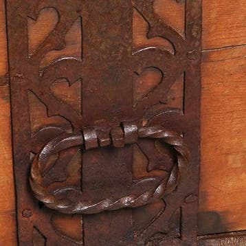 Scandinavische kist op onderstel met kruis en met ijzer besl, Ophalen of Verzenden