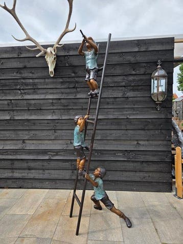 Beeld, Bronze: XXL Children on Ladder - 230 cm - Brons -