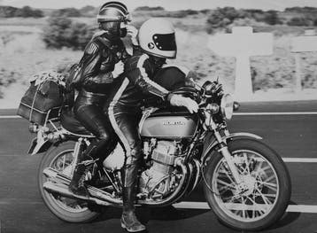 Jean Ribiere - Lévasion, couple de jeunes sur sa moto,