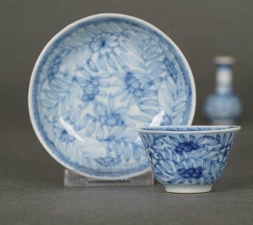 Kangxi (1662-1722) - Kop en schotel - Peonies amidst Foliage, Antiek en Kunst