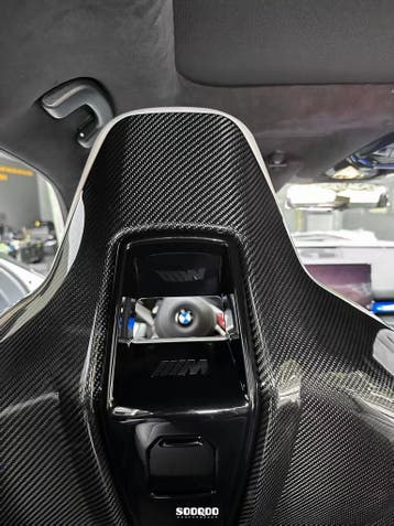 Dit betreft een BMW G90 G99 M5 Carbon achterkant stoel set, Verzenden
