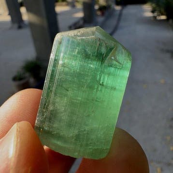 Prachtige groene tourmalijn uit Afghanistan – 26,43 g