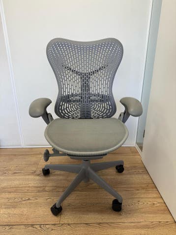 350x Herman Miller Mirra Grey Shadow - Tijdelijke Aanbieding, Huis en Inrichting, Bureaustoelen, Overige kleuren, Verzenden, Zo goed als nieuw