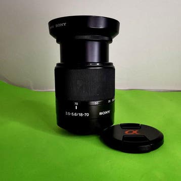 Sony DT 3.5-5.6/18-70 con paraluce e tappo anteriore, Nieuw