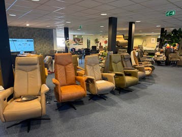 400 Relax en Sta-Op stoelen op voorraad met hoge korting., Ophalen of Verzenden, Nieuw, Stof