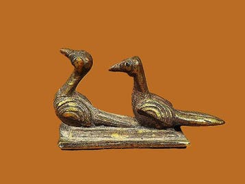 Gewichten om figuurlijk goud te wegen. Twee vogels. -