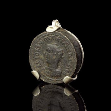 Oud-Romeins Munthanger met antieke munt van Filips II de