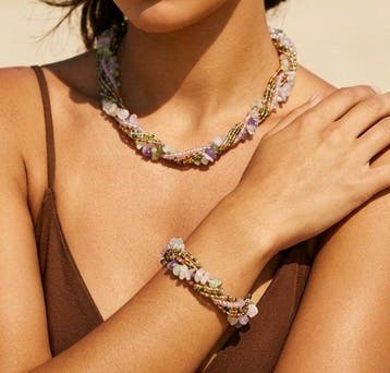 Zesrijige ketting en armband met meerdere edelstenen en, Verzamelen