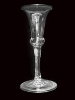 Wijnglas - Georgisch ingekerfd wijnglas met twist c1755 -