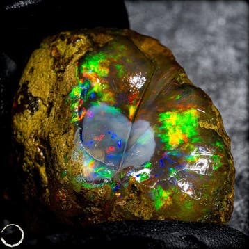 Crystal Opal – Een vuurwerk van licht en kleur 157,5 ct-