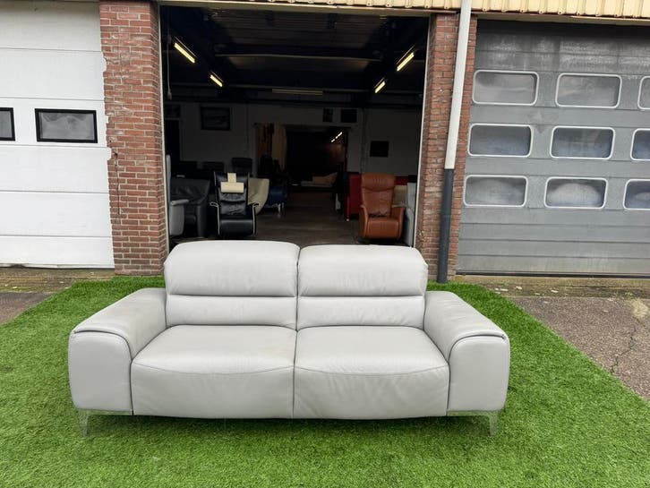 Bank  Musterring bank grijs leer design bankstel  ZGAN, Huis en Inrichting, Banken | Bankstellen, Rechte bank, Zo goed als nieuw