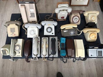 Analoge telefoon - Plastic - Verzameling van 19 telefoons