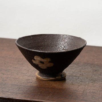 Zwarte Oribe-ware theeschaal met bloemmotief - Keramiek -