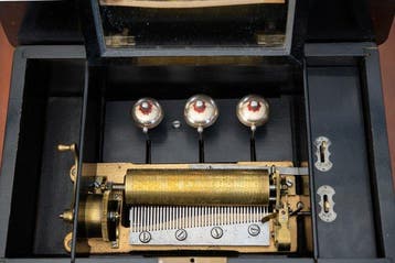 Zwitserse Cilinderspeeldoos met Drie Bellen ‘Timbres en, Antiek en Kunst
