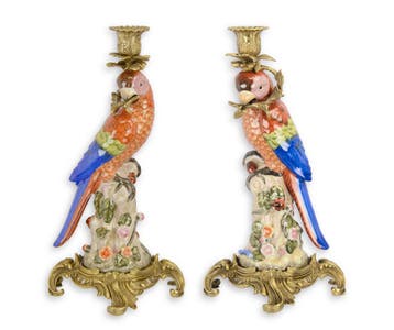 EEN BRONZEN SET GEMONTEERDE PORSELEINEN PAPEGAAI KANDELAARS, Verzenden, Nieuw