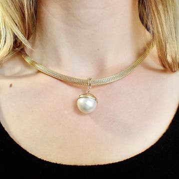 Gouden mesh schakelcollier met parelhanger (Ketting), Gebruikt, Ophalen of Verzenden, Met edelsteen, Goud