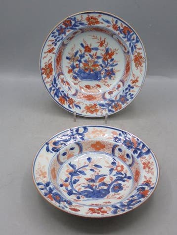 Kom (2) - Qianlong - Porselein - Twee ondiepe Imari-schalen.