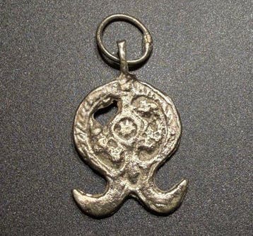 Viking periode Verzilverd brons Zeldzaam amulet met een