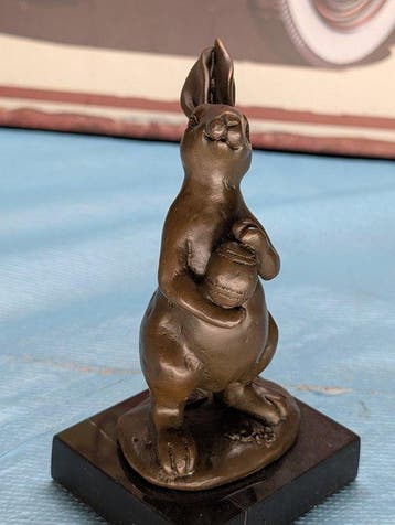 Milo (1910-1978) - sculptuur, Lässige kleine Hase mit Rugby