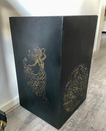 Onbekend - Cajon - Zwarte decoratieve kist met goudmotieven, Nieuw