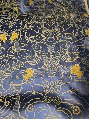 San leucio damascato blu brillante e oro con parti in