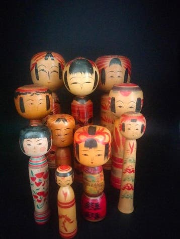 Beeldje - Tien traditionele Japanse Kokeshi-poppen –