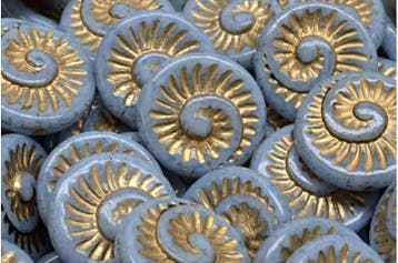 2 x Tsjechische Glaskralen Fossil Shell Beads 18x18mm lic..., Ophalen of Verzenden, Nieuw, Kraal