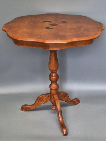 Eleganter Beistelltisch – Holztisch mit Intarsienarbeiten –