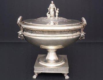 Tafelmiddenstuk - Een zeldzame monumentale zilveren tureen