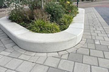 Rockwood® Betonnen bank binnenbocht 1.37m, Tuin en Terras, Ophalen of Verzenden, Nieuw, Hout