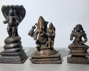 Drie Indiase bronzen beelden die goden uitbeelden. - Brons -