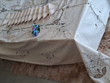 Verfijnde handdoek met prachtige handgemaakte borduursels