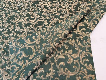 Keizerlijke elegantie op een smaragdgroene achtergrond -