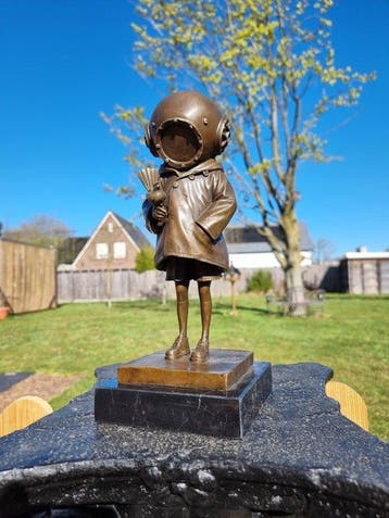 Diving Helmet Girl - After Banksy - Beeld, Bronze - 31.5 cm, Antiek en Kunst