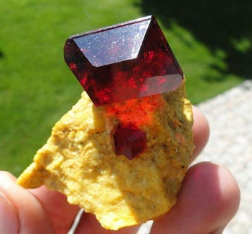 Pruskite Prachtig dieprood kristal op matrix - geen