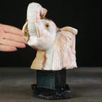 Handgesneden onyx olifantshoofd op zwarte marmeren sokkel -