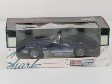 Schaal 1:18 UT Models NEW OLD STOCK 21061 Chevrolet Corve..., Ophalen of Verzenden, Nieuw