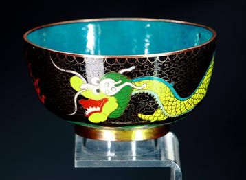 Chinees cloisonné emaille drakenkom – zwarte ondergrond met