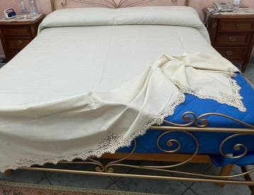 Paoletti - Bedsprei of lakentje versierd met Guipirekant. -